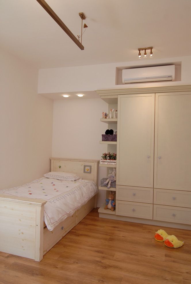 Minimalist Kids Bedroom With Air Conditioner Recessed In Wall (View 13 of 19)