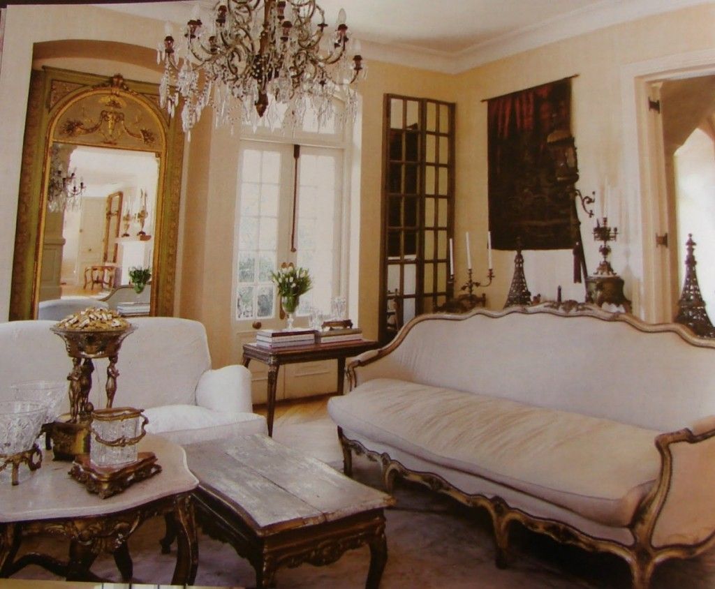 Beautiful Living Room With Vintage Furniture (View 4 of 10)