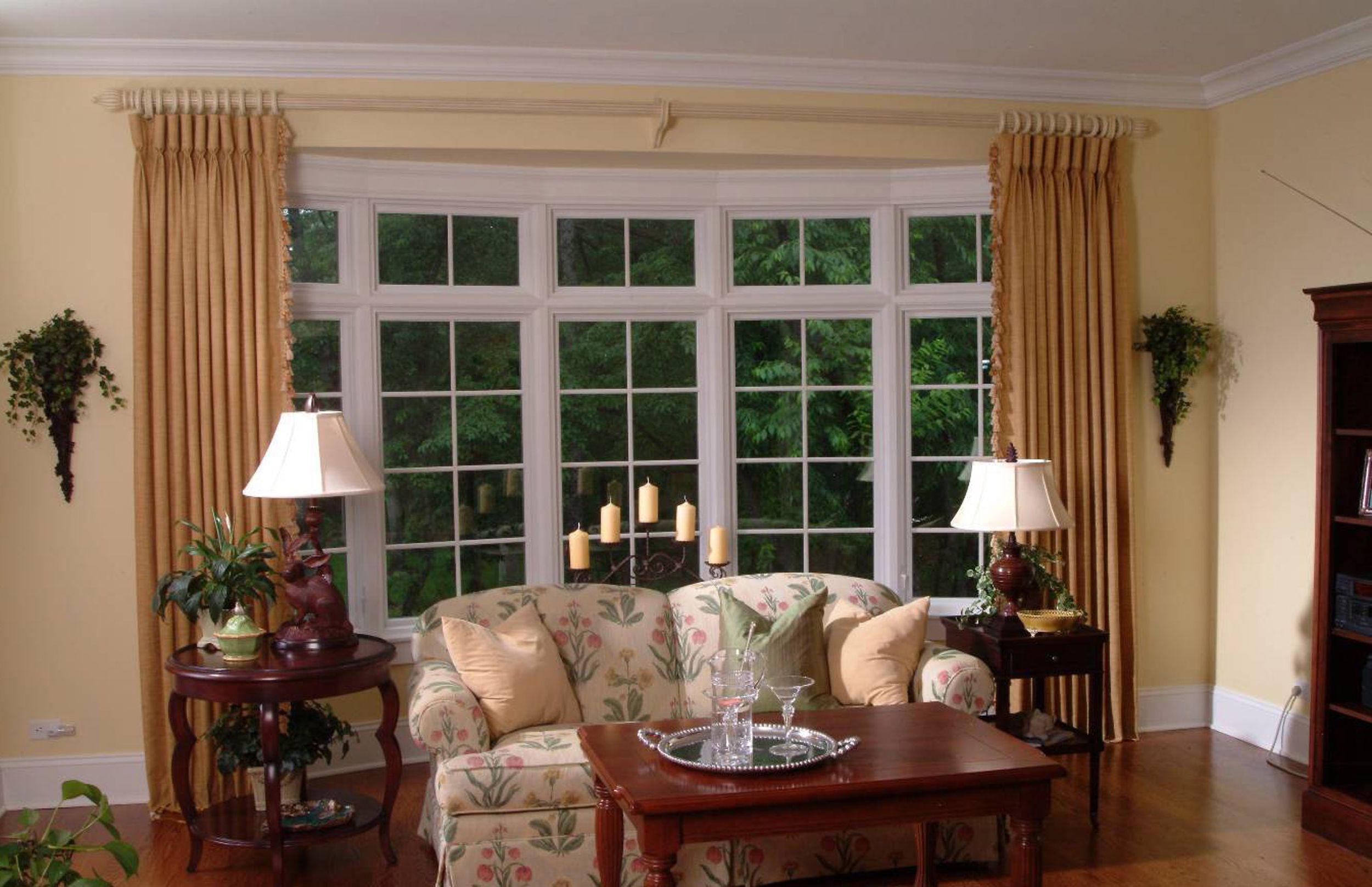 Pretty Bay Window Home Decorating Idea For Classic Style Living Room Bay Window Decorating (View 5 of 28)