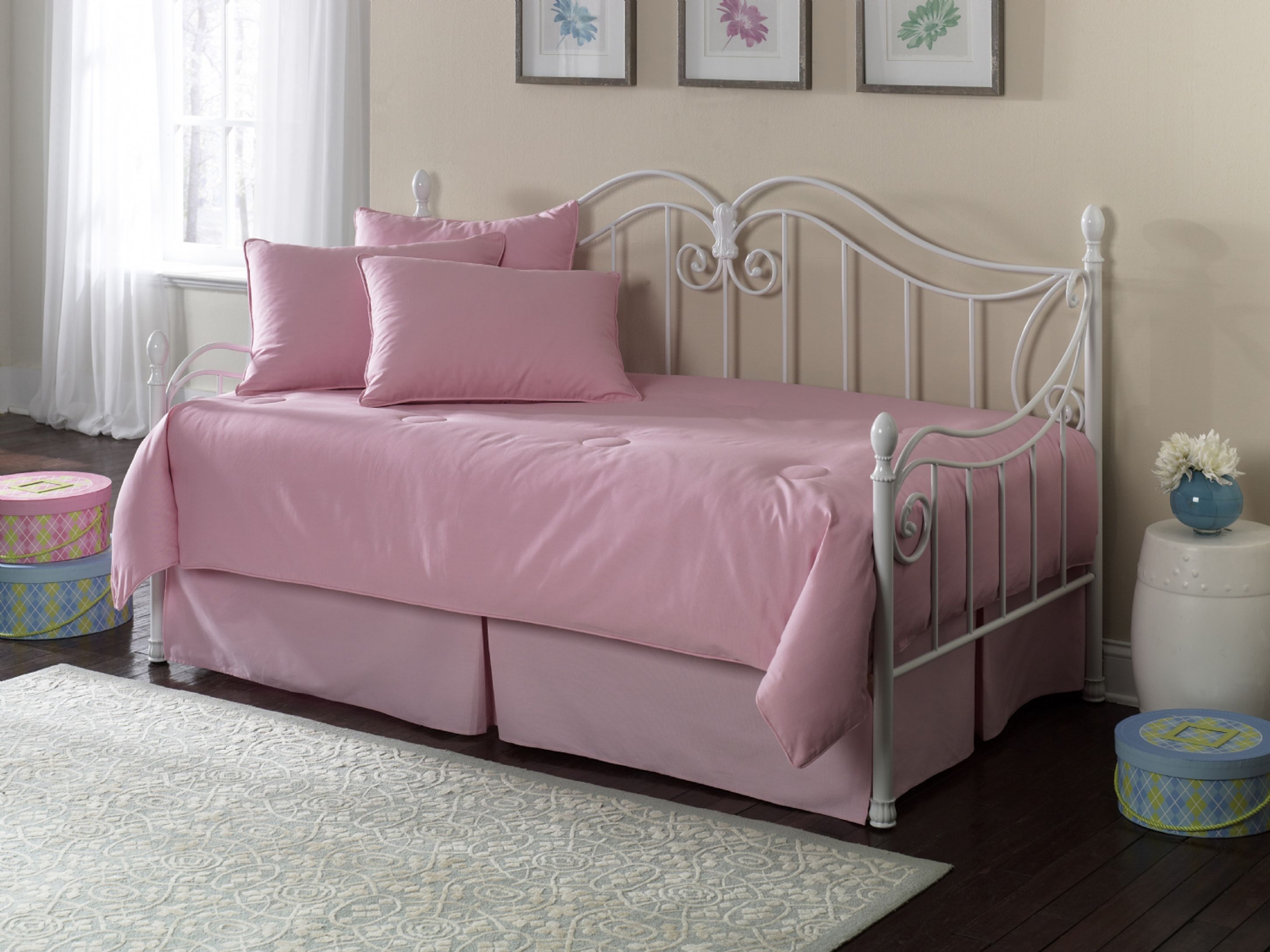 Romantic White White Daybed Design Idea With Trundle With Pink Bed Sheet Pink Pillow Cream Wall And Gray Rug Beautiful Daybed Design Ideas With Trundle (View 7 of 39)