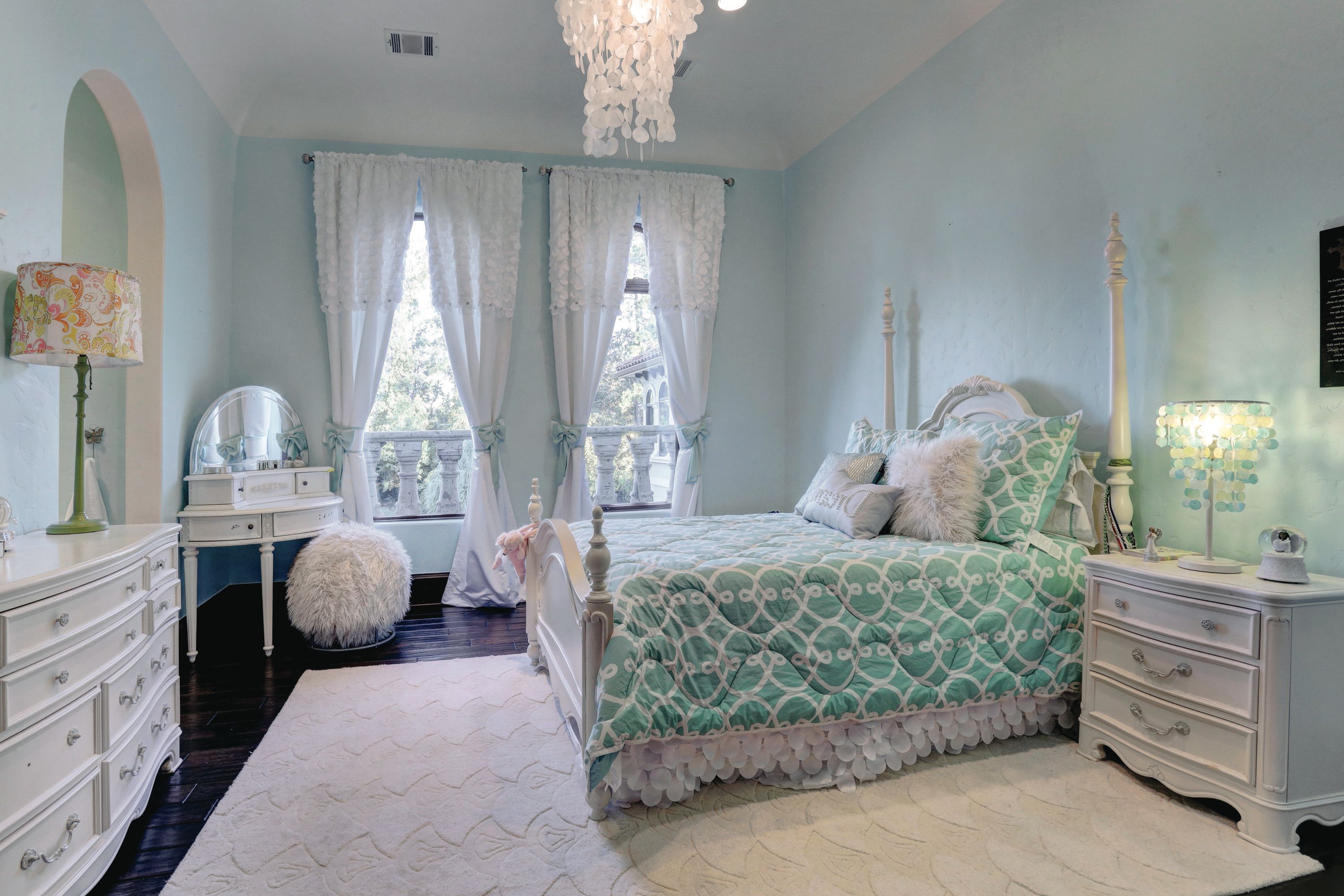 Blue And White Classic Girl’s Bedroom With White Bed (View 24 of 30)