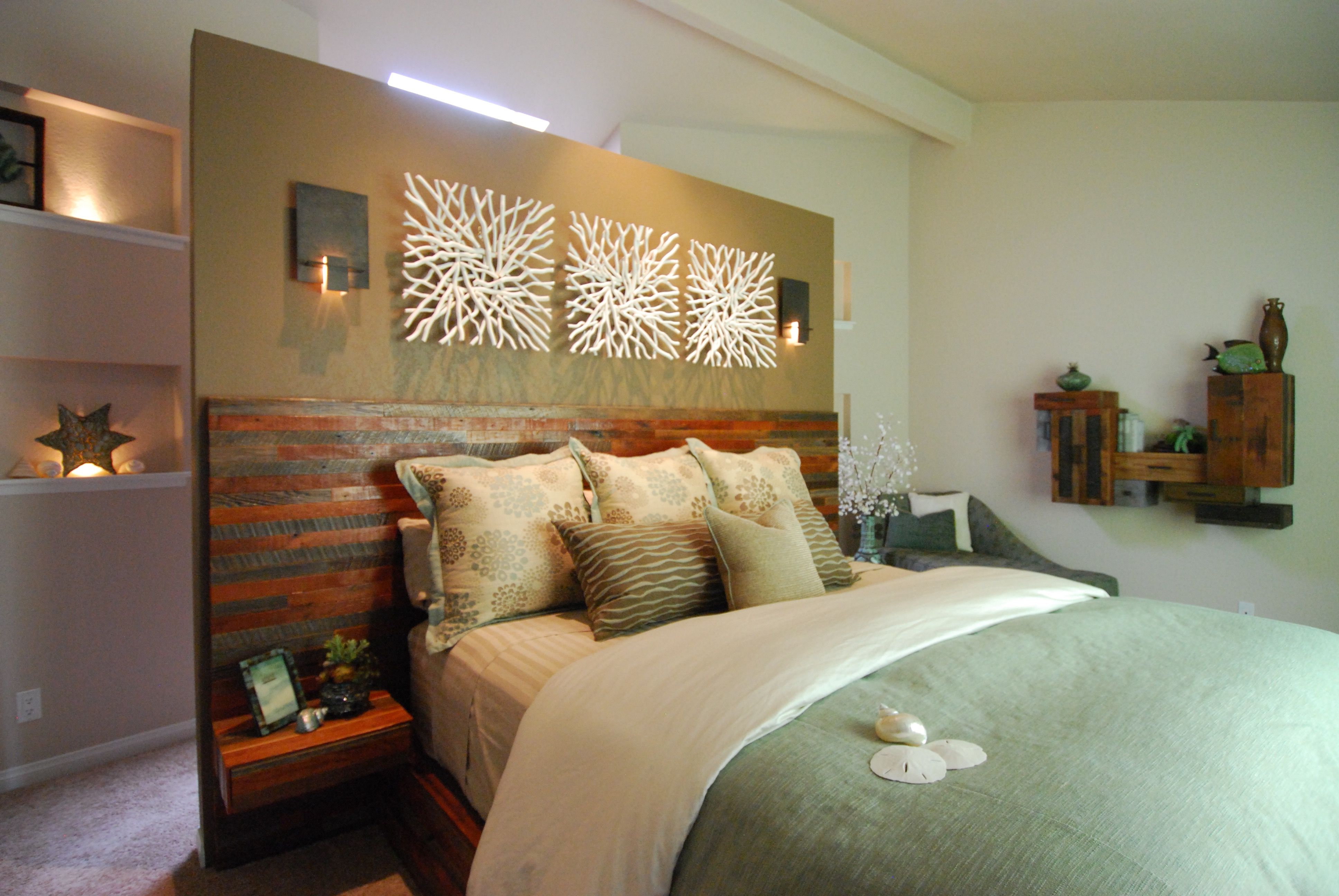 Modern Coastal Bedroom With Reclaimed Wood Headboard (View 20 of 23)