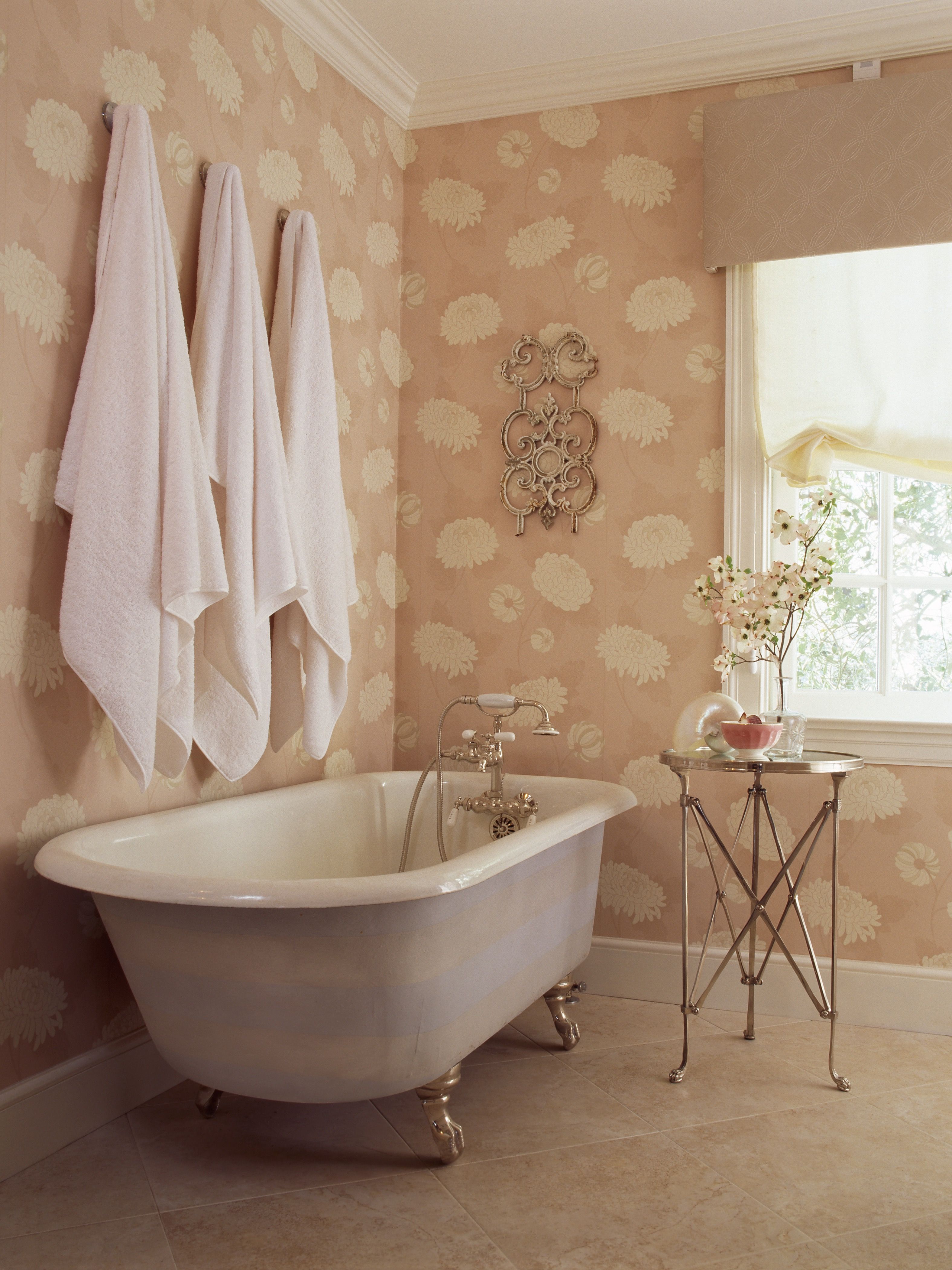 Classic Cottage Style Bathroom With Floral Wall Decoration (View 6 of 29)