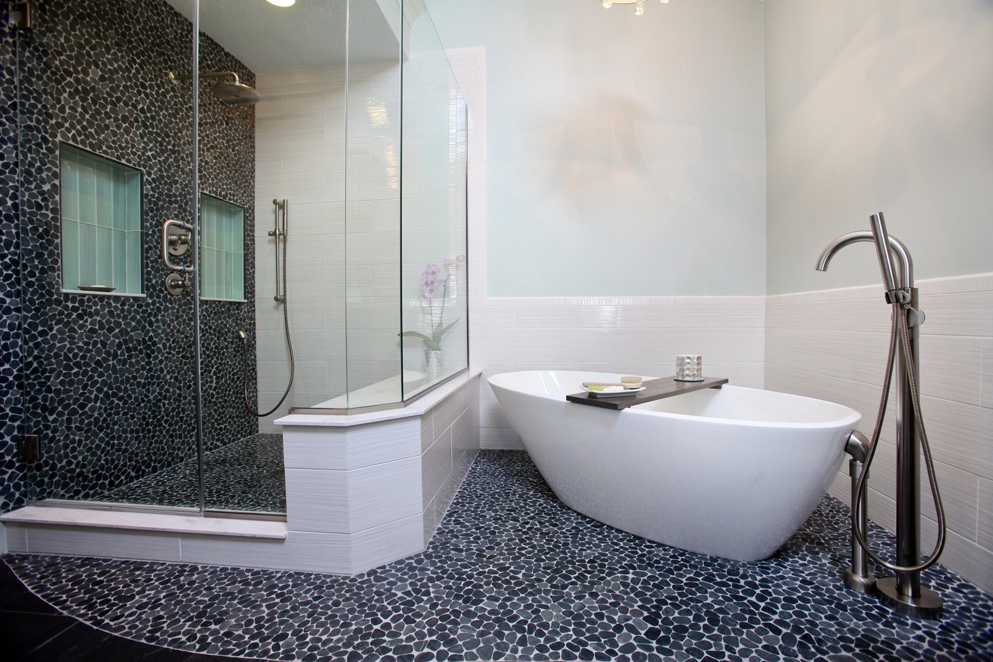 Contemporary Black And White Bathroom Decoration  (View 3 of 14)