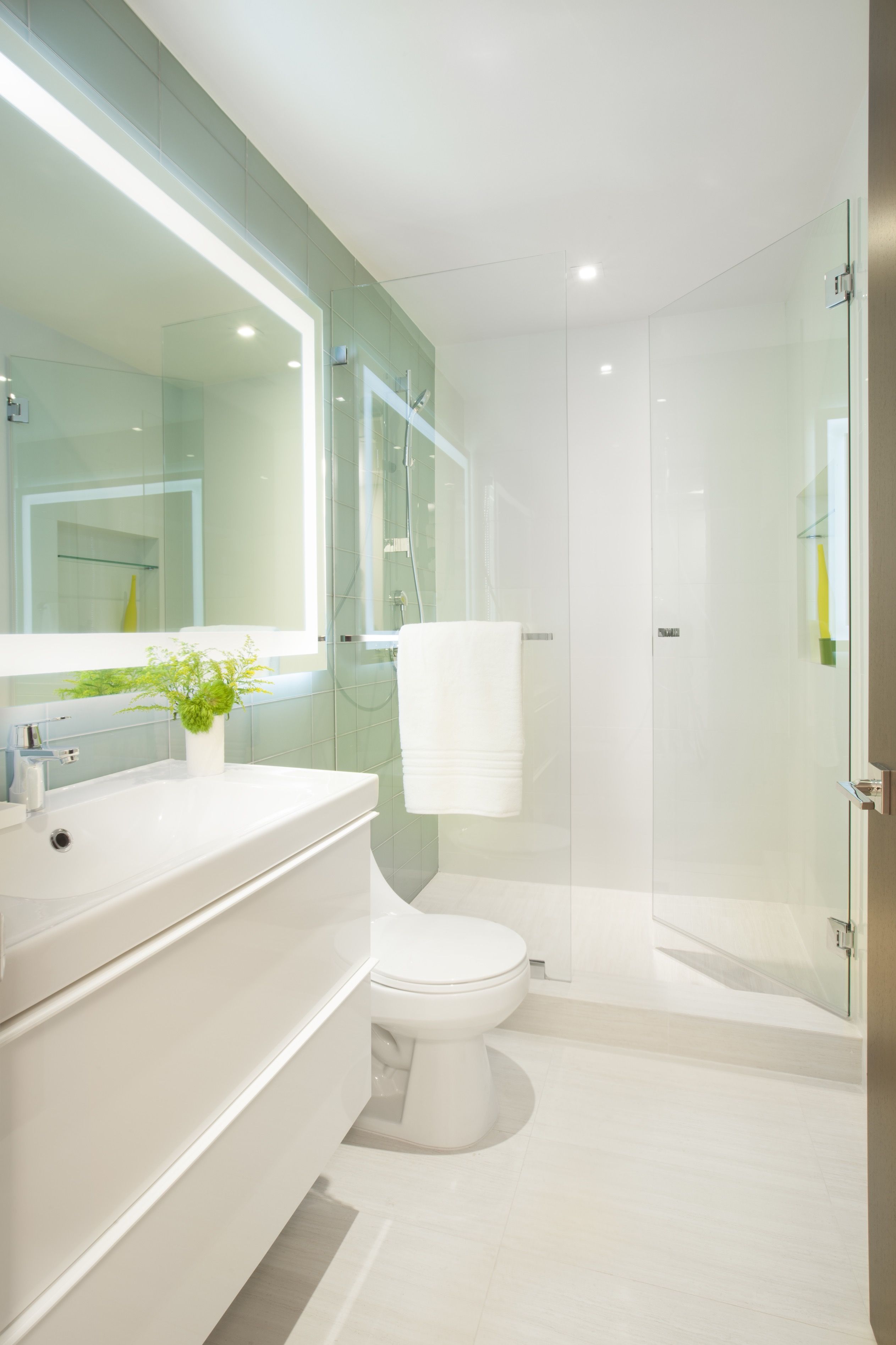 Cozy Modern Bathroom With Glass Walk In Shower And Floating Vanity (View 17 of 29)