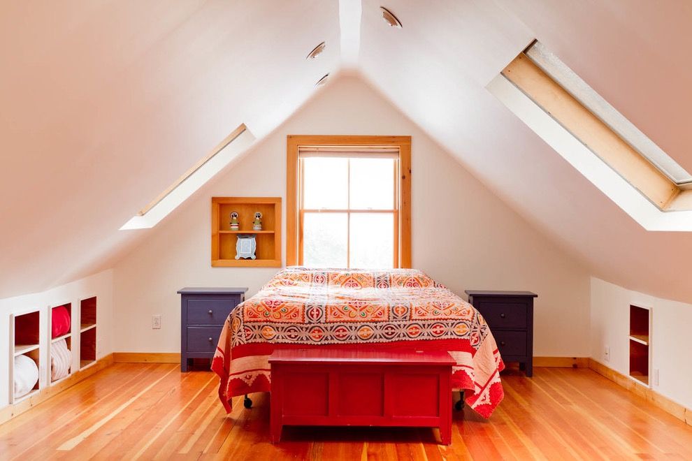 Eclectic Attic Bedroom In Colorful Decoration (View 6 of 23)