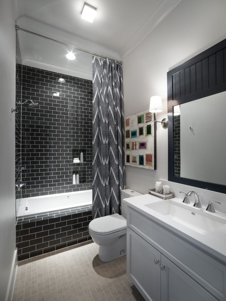 Black and White Decor Theme for Shower Room