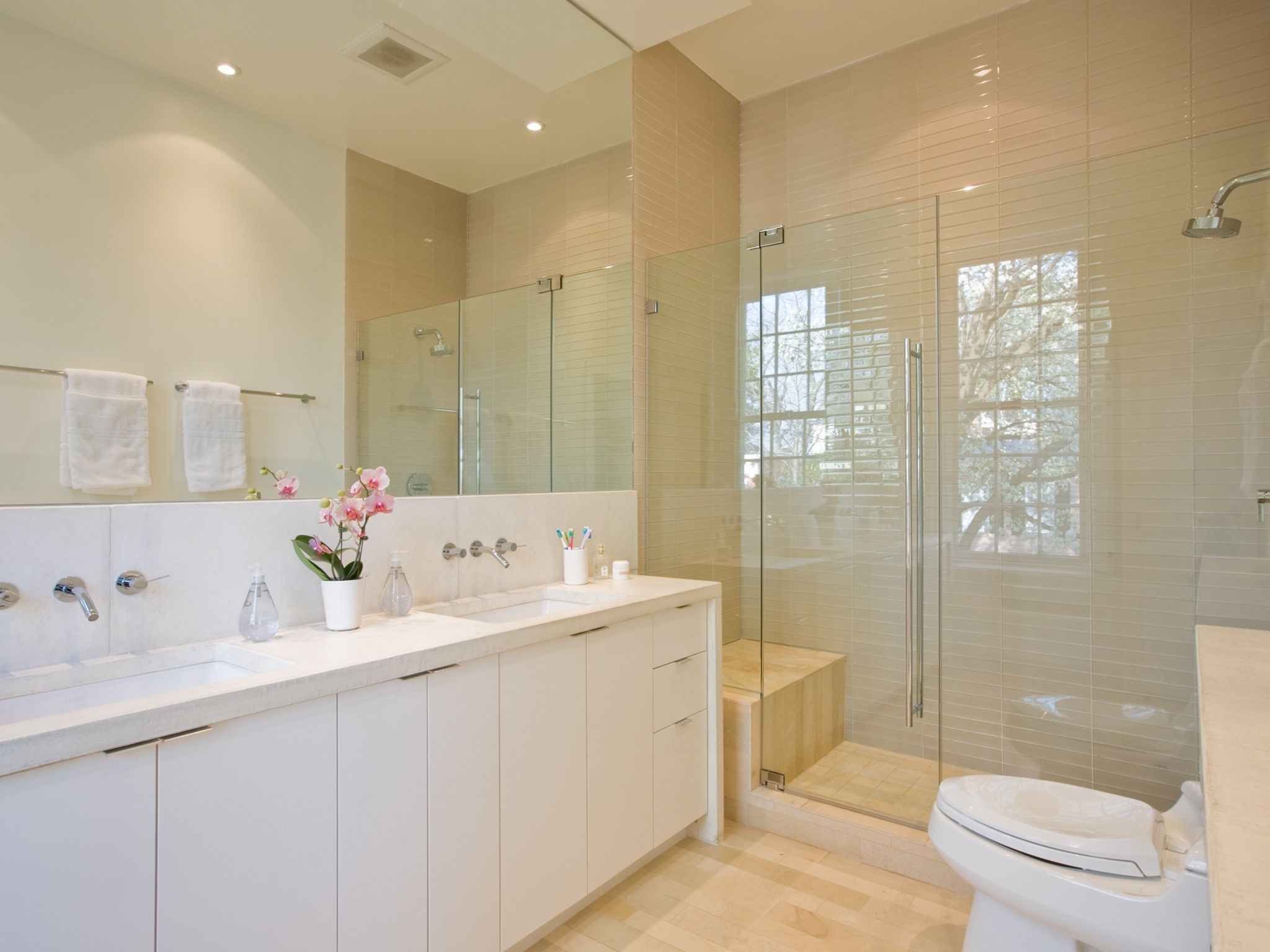 Stunning Glass Walk In Shower Features Sleek Tile Covering The Entire Wall (View 21 of 29)
