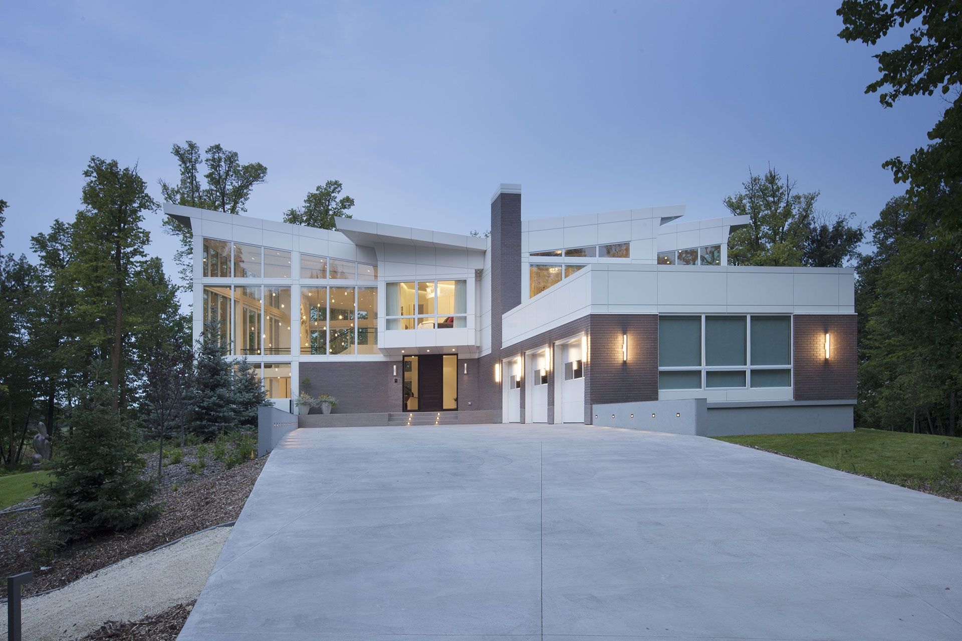 Contemporary Home Exterior Landscape With Large Glass Windows (View 3 of 33)