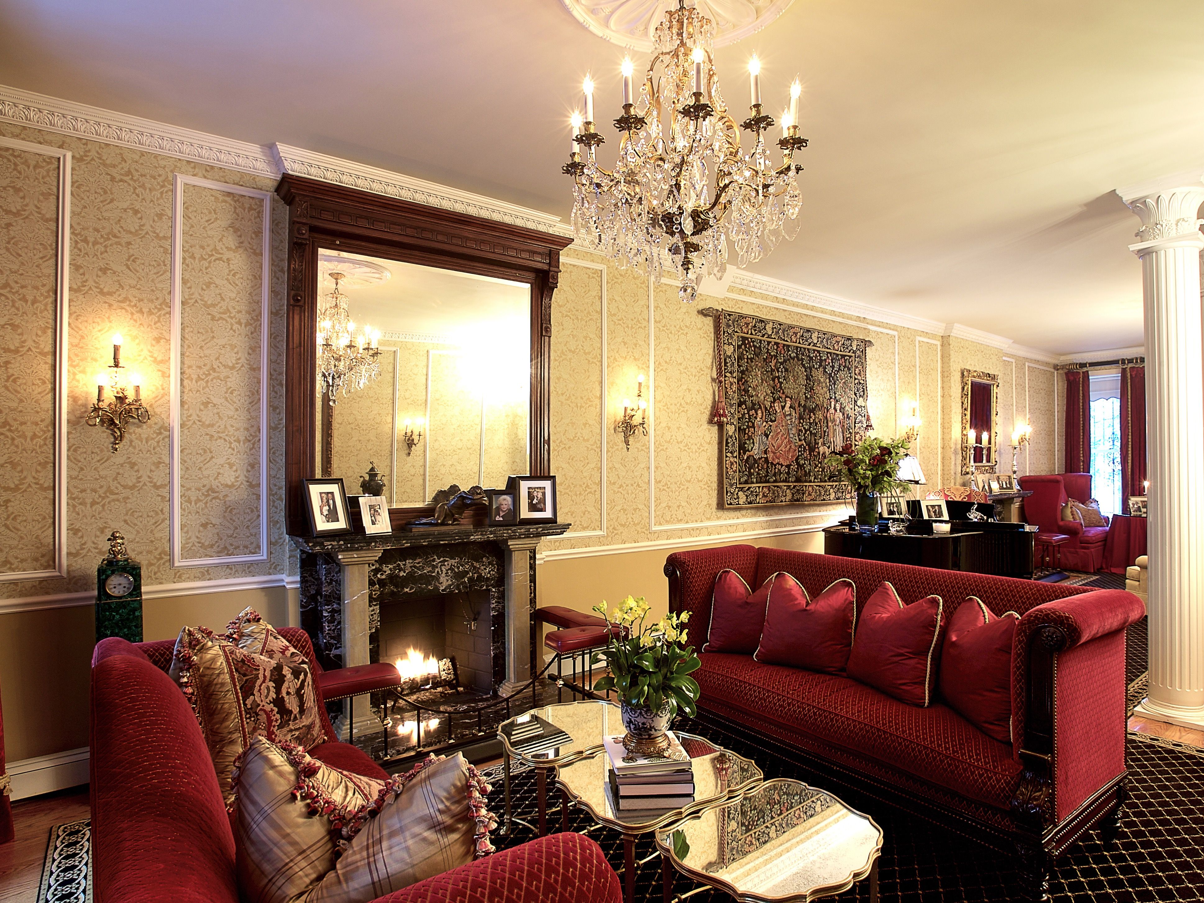 Glamorous And Luxury Victorian Living Room With Red Sofas And Sparkling Chandelier (View 18 of 32)