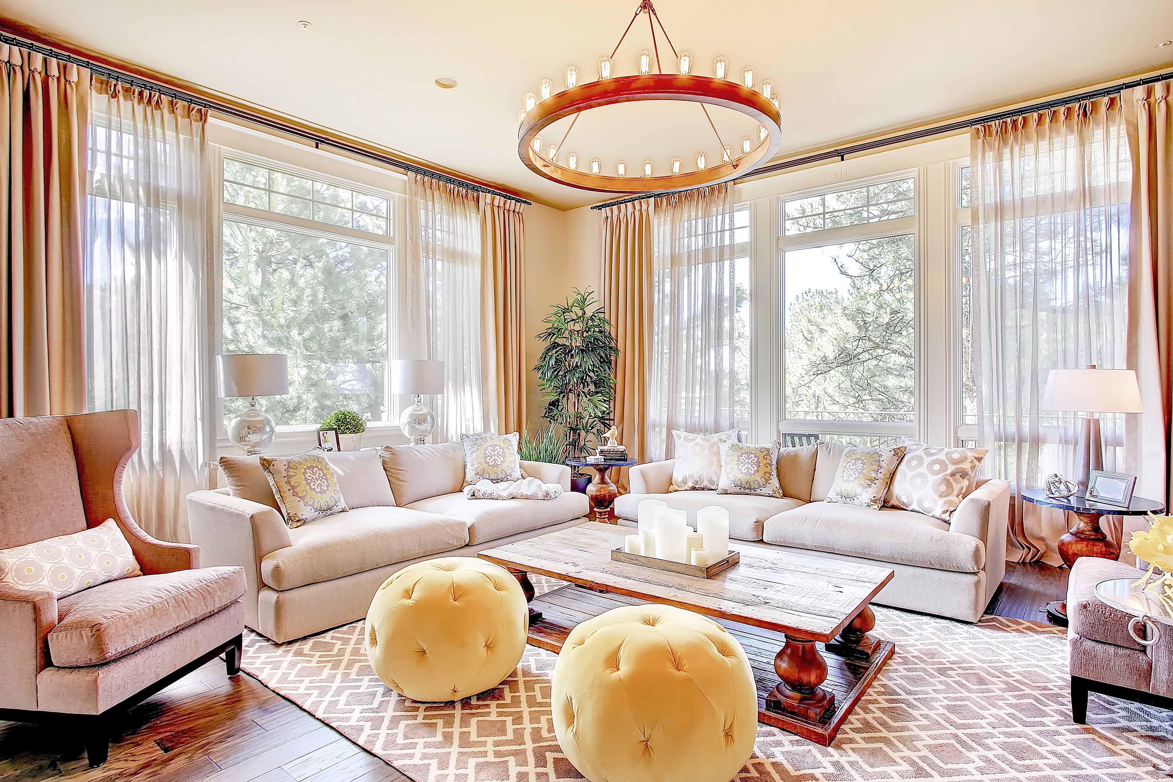 Modern Luxury Living Room With Round Chandelier Lighting (View 31 of 32)