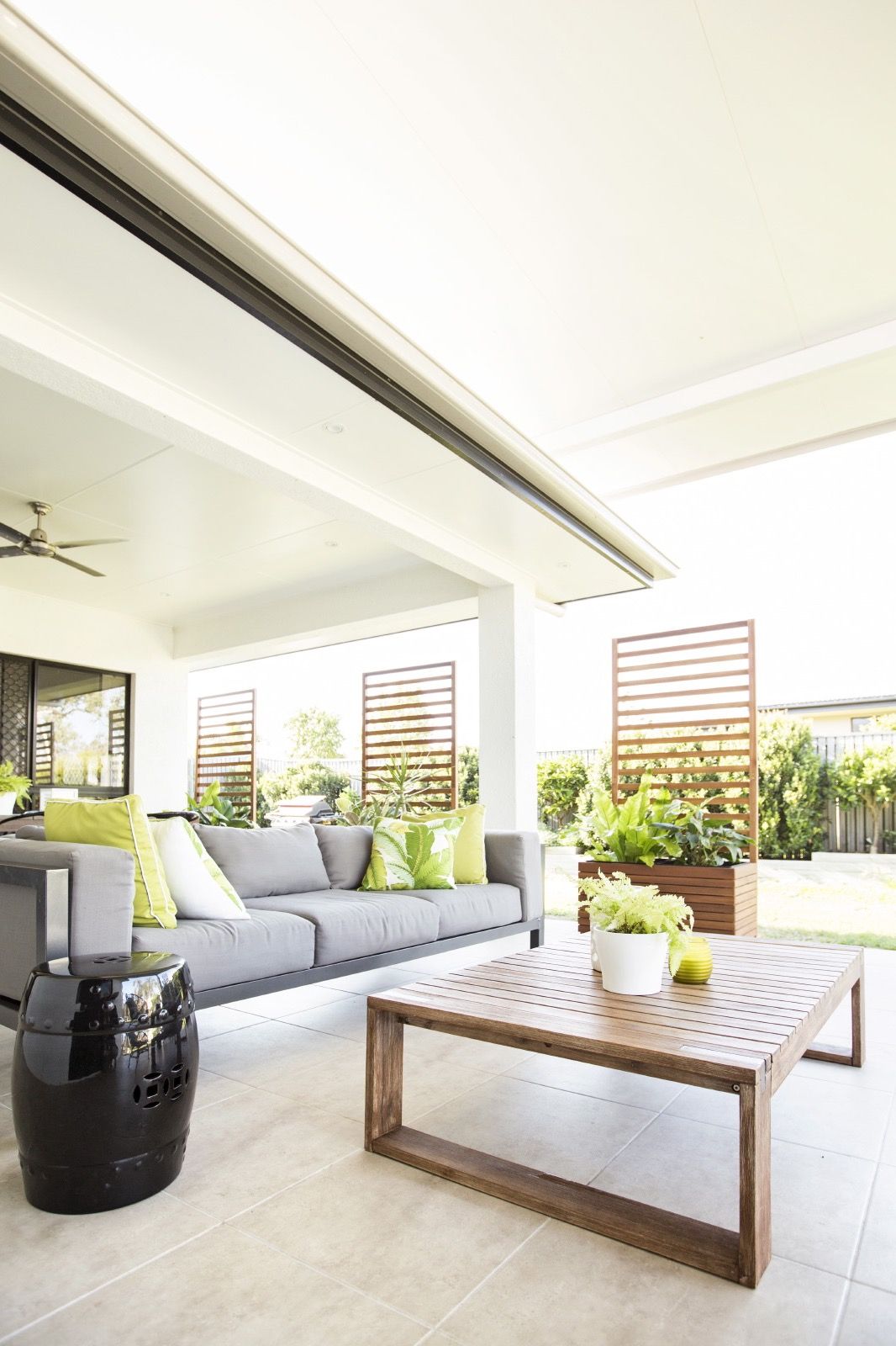 Modern Tropical Living Room Interior Design (View 12 of 30)