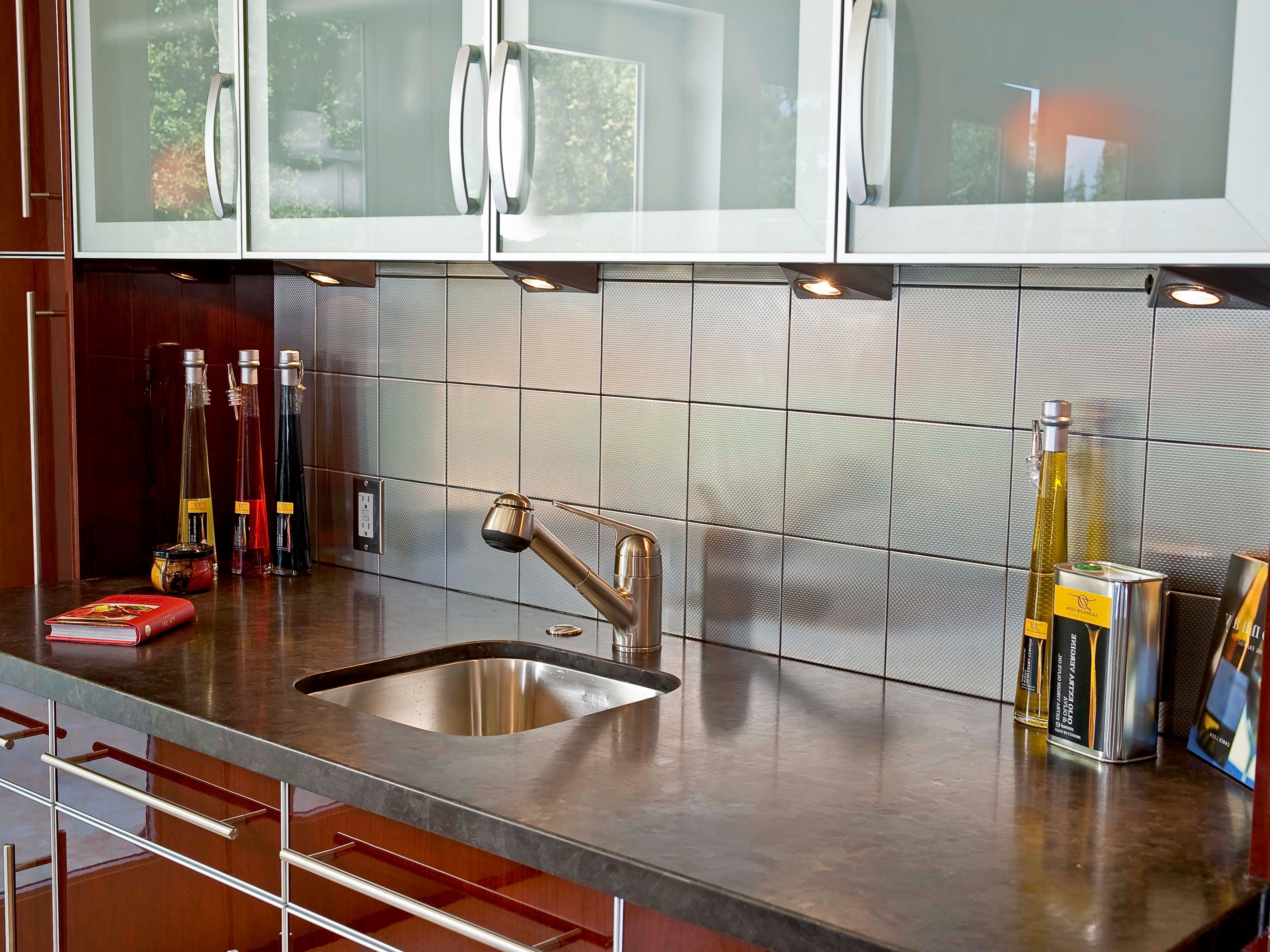 Modern White Kitchen Sinks With Chrome Backsplash (View 25 of 32)