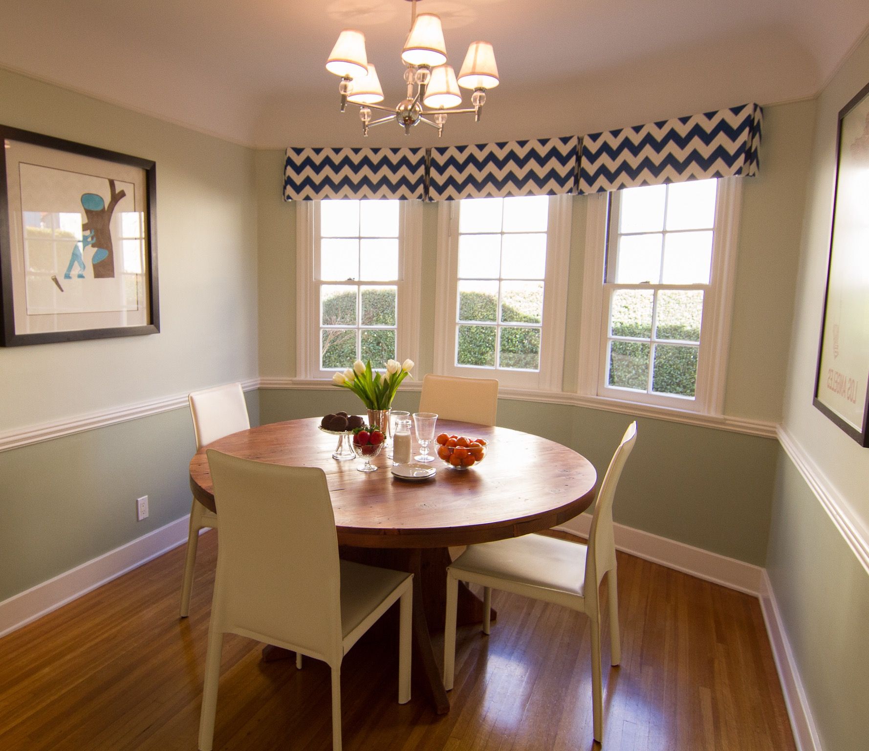 Small Formal Dining Room With Round Dining Table (View 15 of 18)