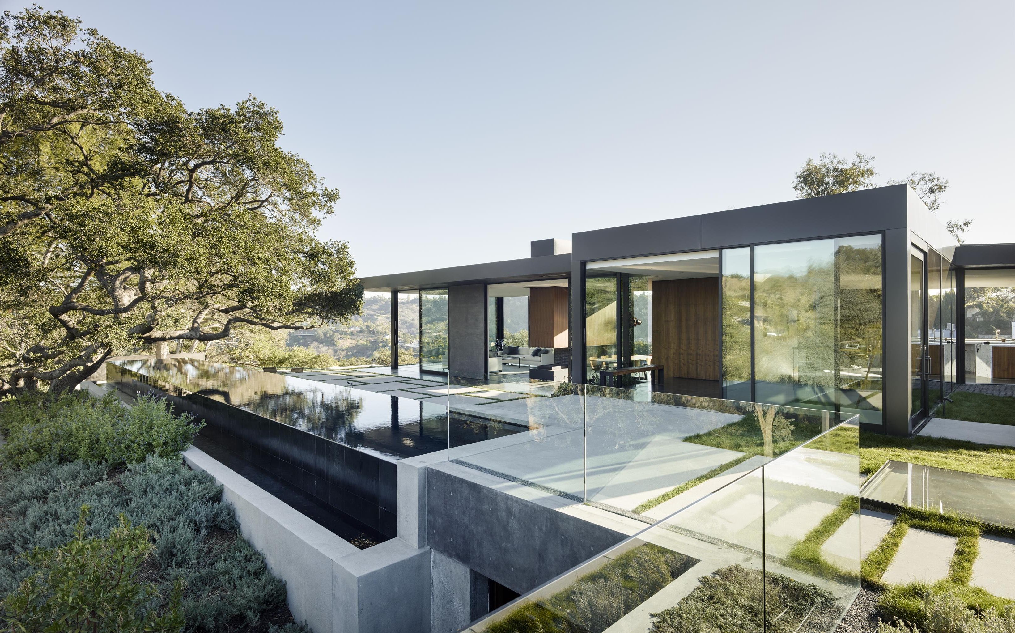 Stunning Modern Home Exterior With Sleek Infinity Pool (View 16 of 20)