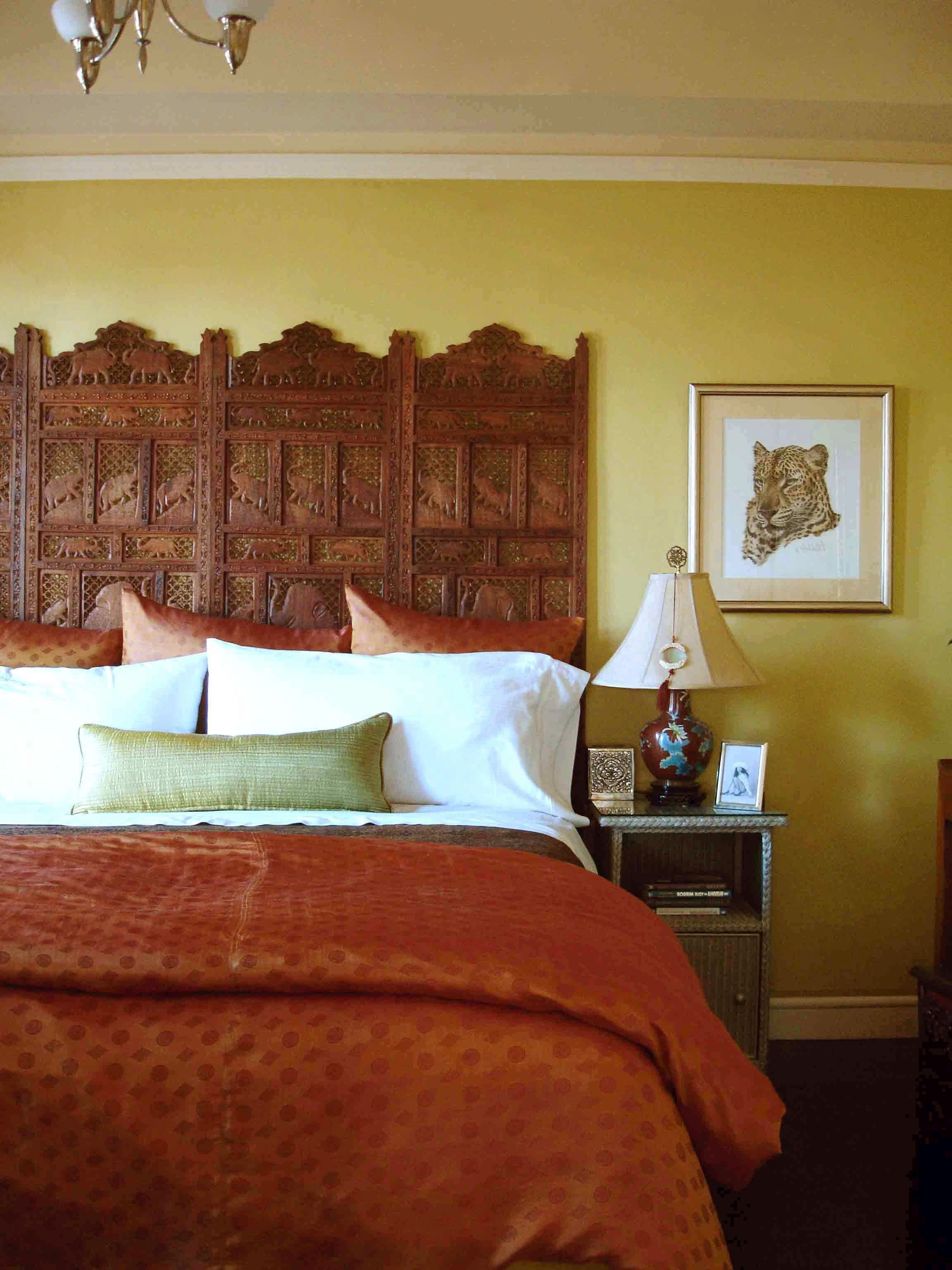 Vintage Indian Bedroom Design With Carved Wooden Screen As A Headboard (View 29 of 30)