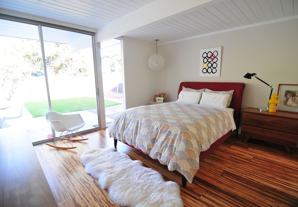 Caramel Bamboo Flooring For Modern Bedroom Interior (View 4 of 20)
