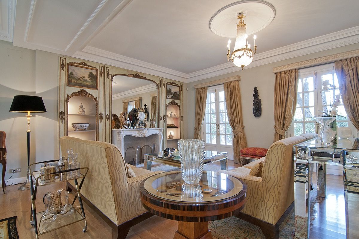 Classic Historical Italian Living Room With Elegance And Luxury Nuance (View 2 of 20)