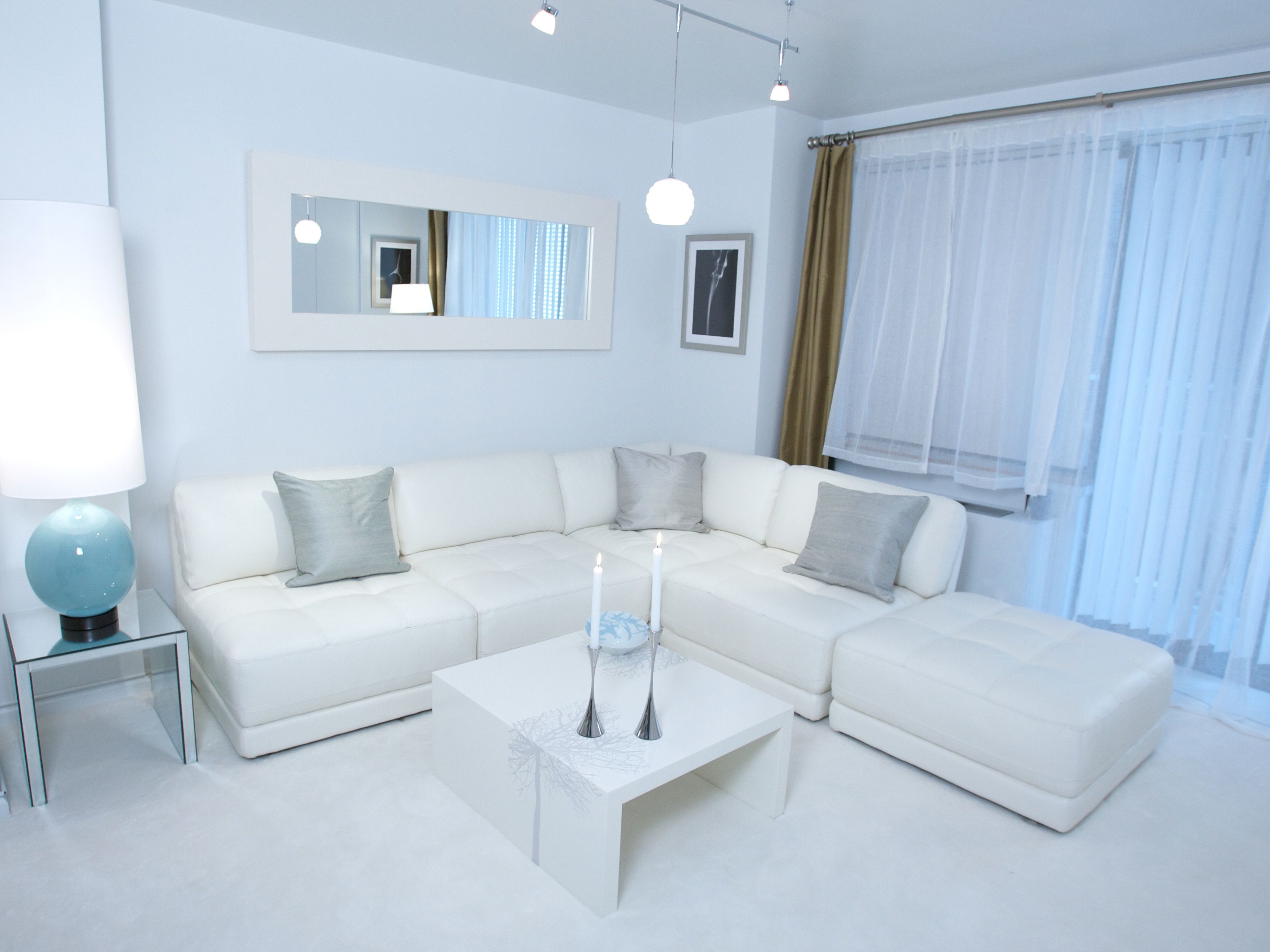 Full White Modern Living Room Decor (View 11 of 31)