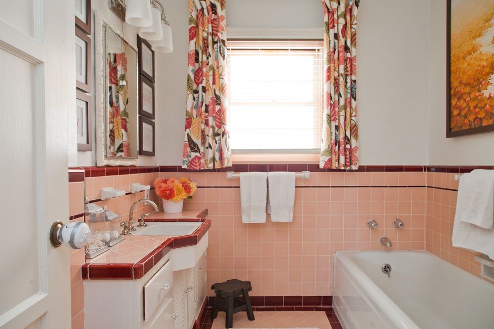 Retro Bathroom Decor With Floral Accent (View 7 of 20)