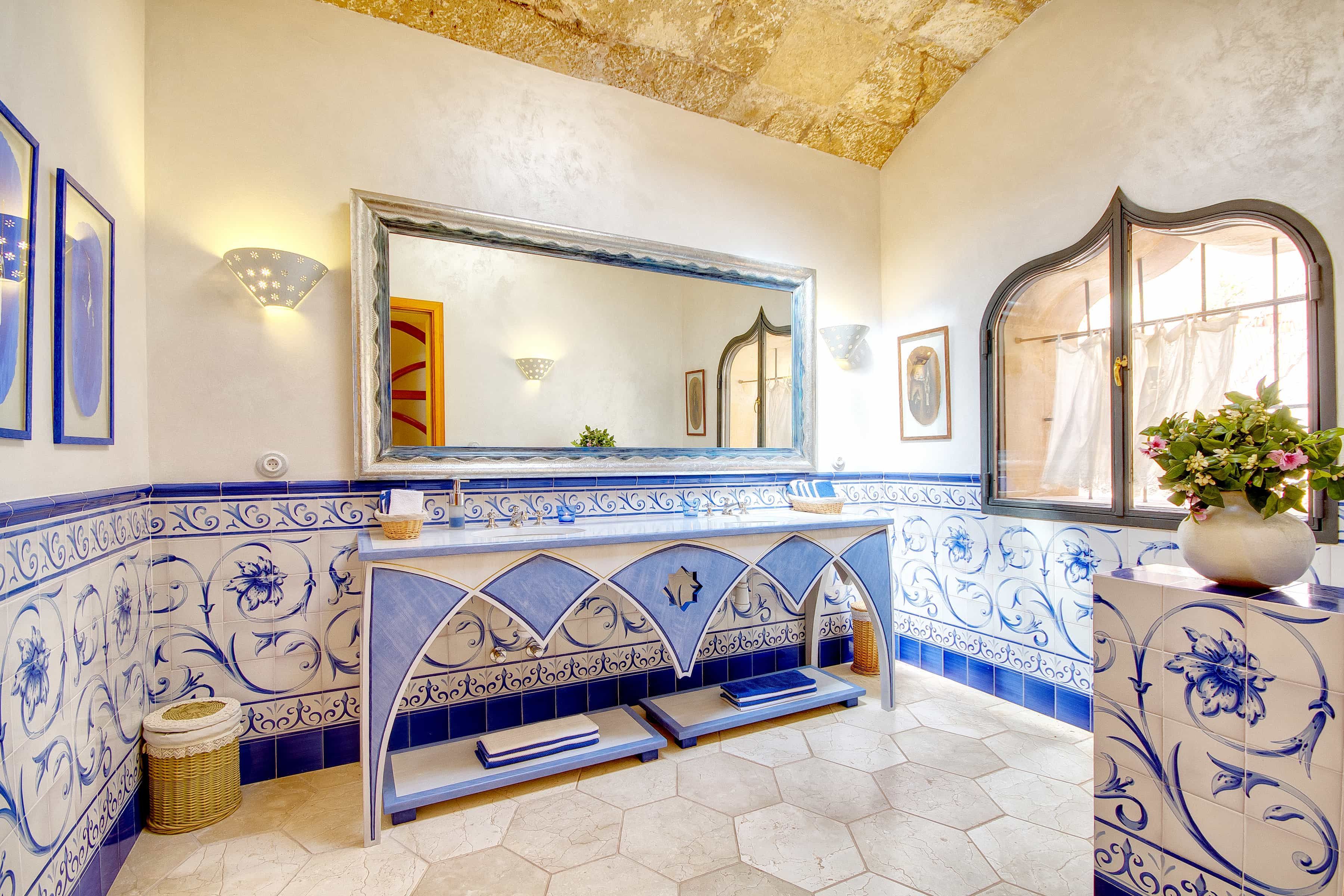 Beautiful Blue And White Mexican Bathroom With Tiles (View 10 of 10)