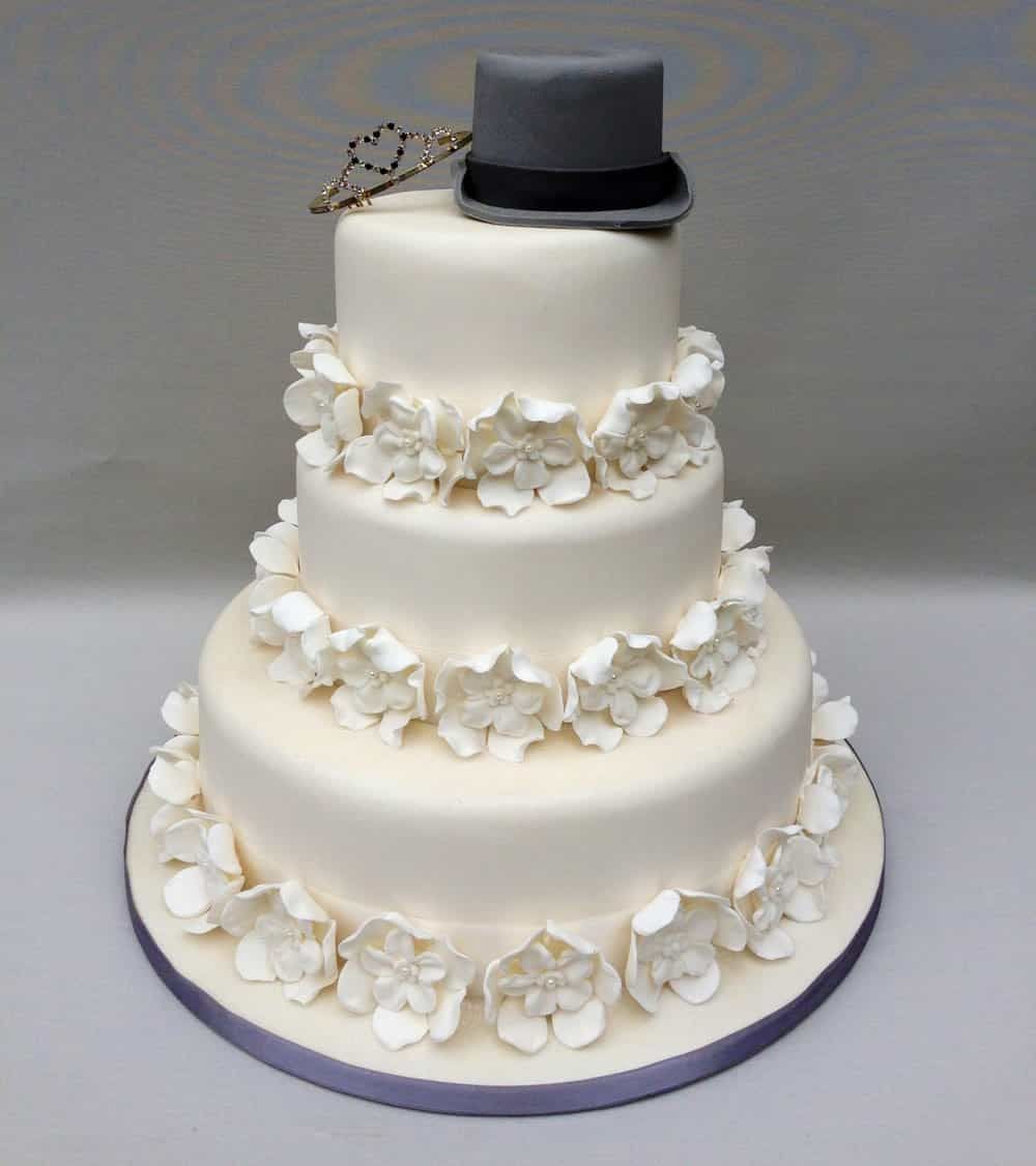 Stunning White Flowers For Traditional Wedding Cake (View 7 of 25)