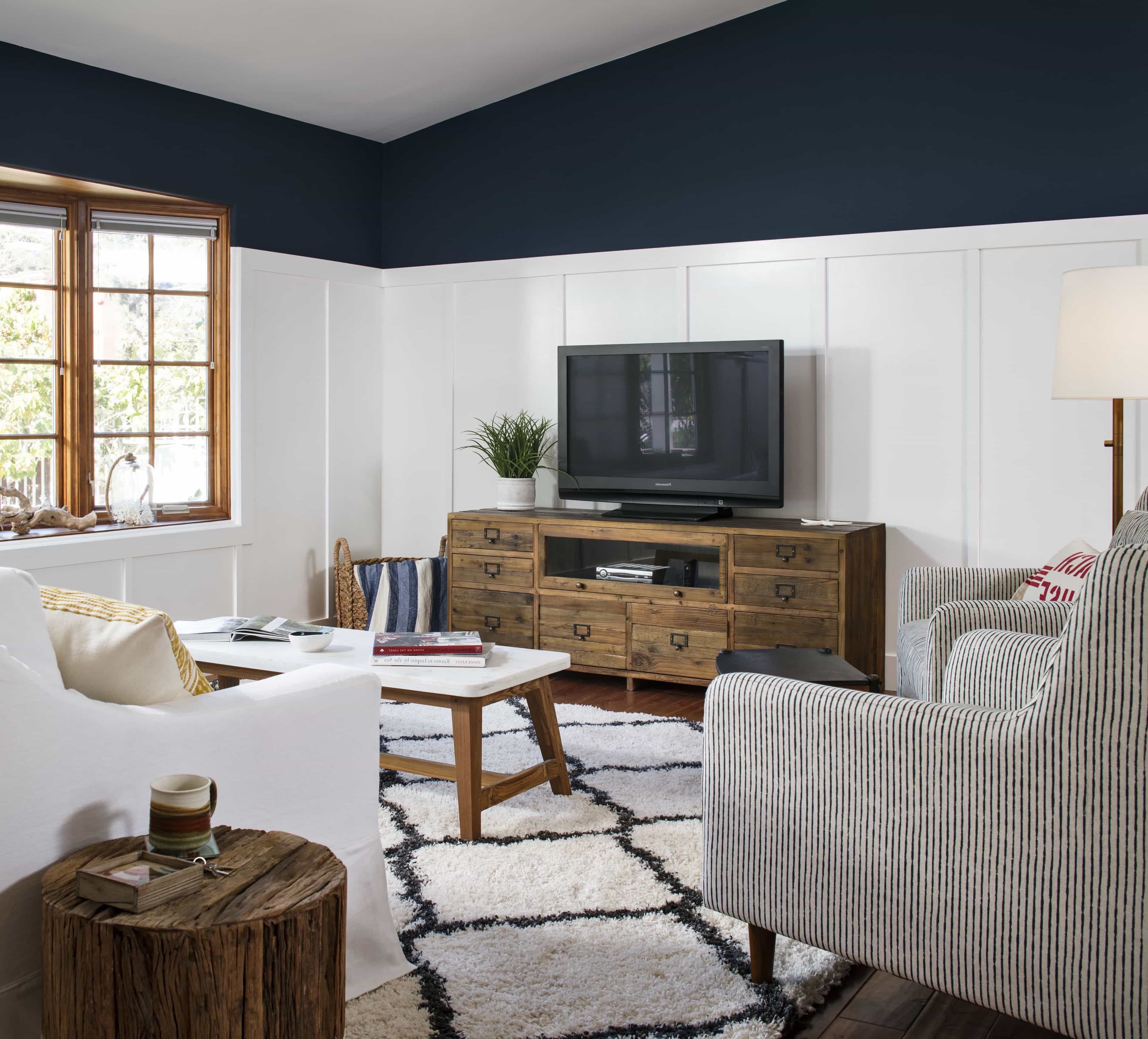 Blue And White Coastal Living Room With Diamond Rug 50404