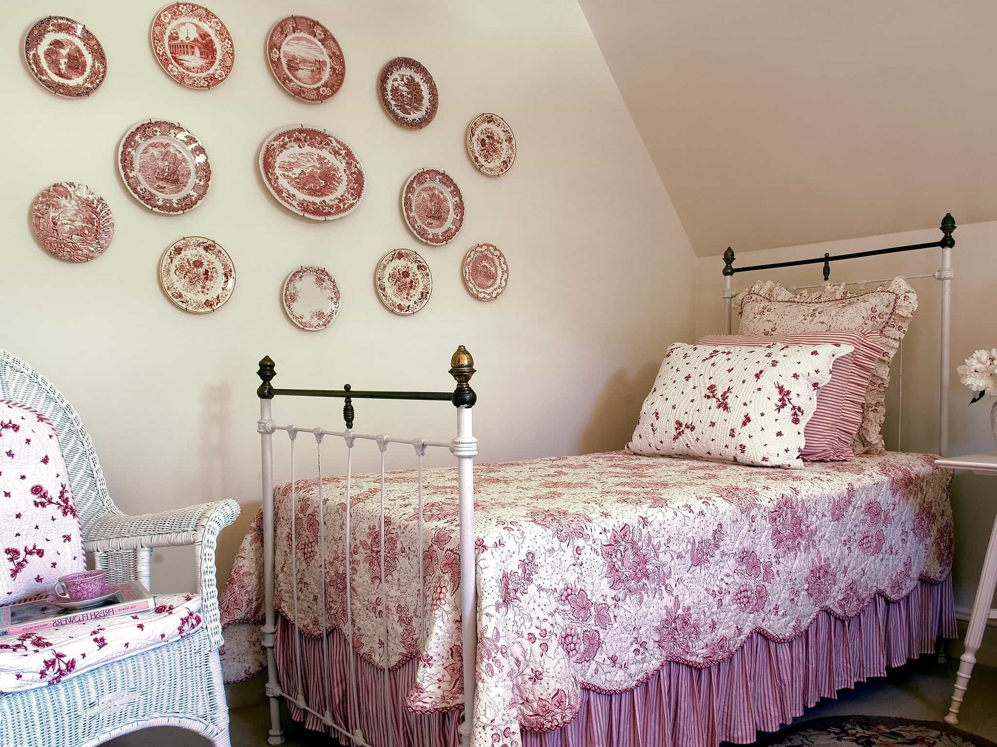 Pink Shabby Chic Small Bedroom With Beauty Wall Decor Accessories (View 17 of 20)