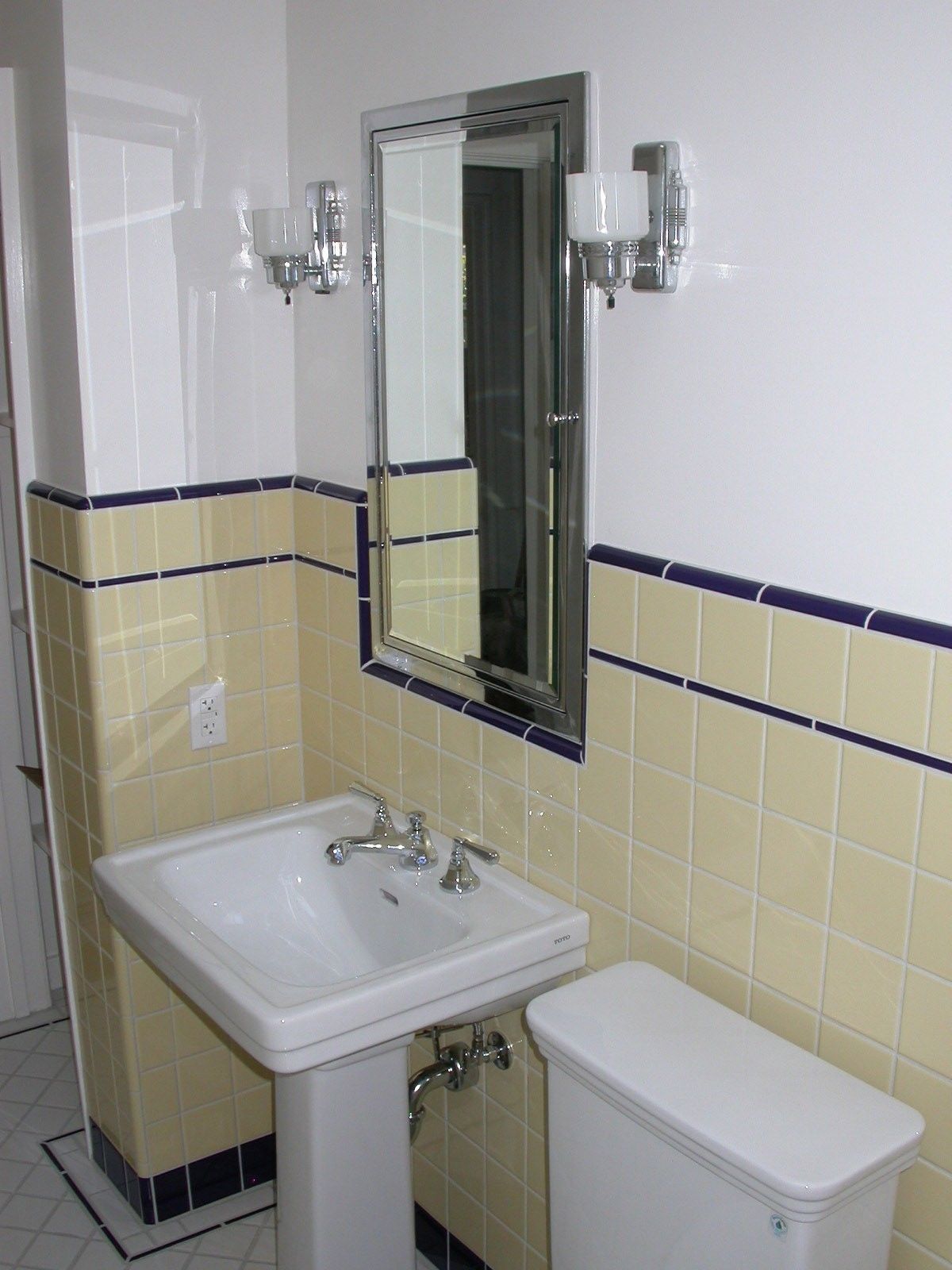 Home Design Ideas Minimalist Art Deco Bathroom Ideas With Square Within Deco Bathroom Mirror (View 10 of 15)