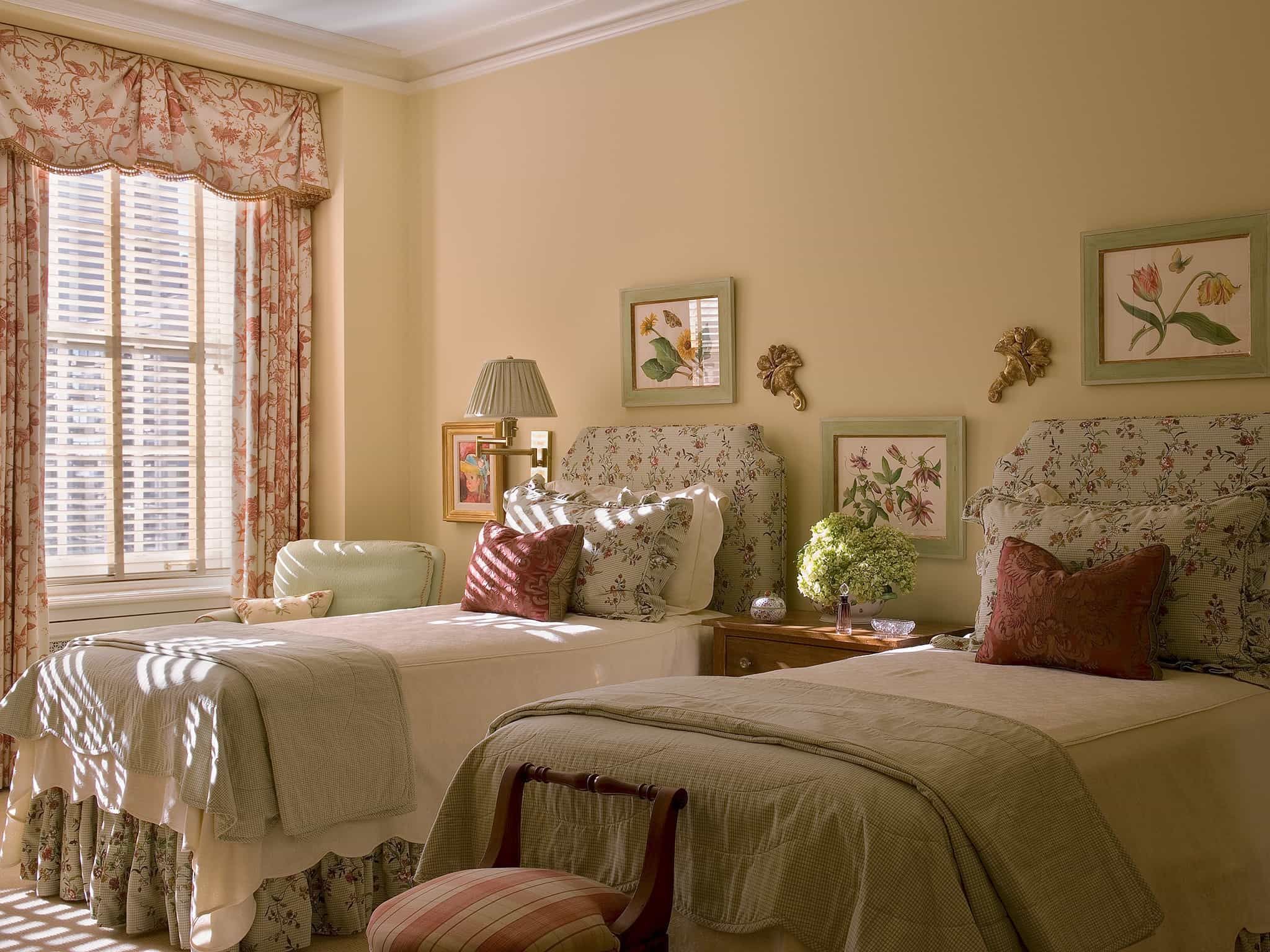Shabby Chic French Bedroom With Classic Furniture (View 3 of 20)