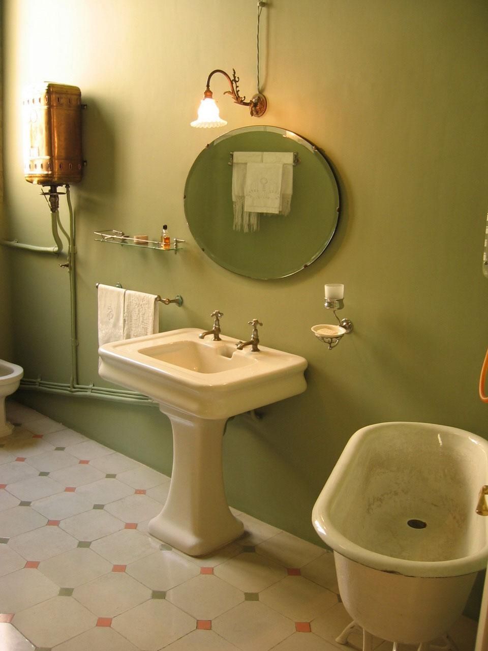Vintage Hanging Bathroom Mirror : Brightpulse Inside Bathroom Mirrors Vintage (View 9 of 20)