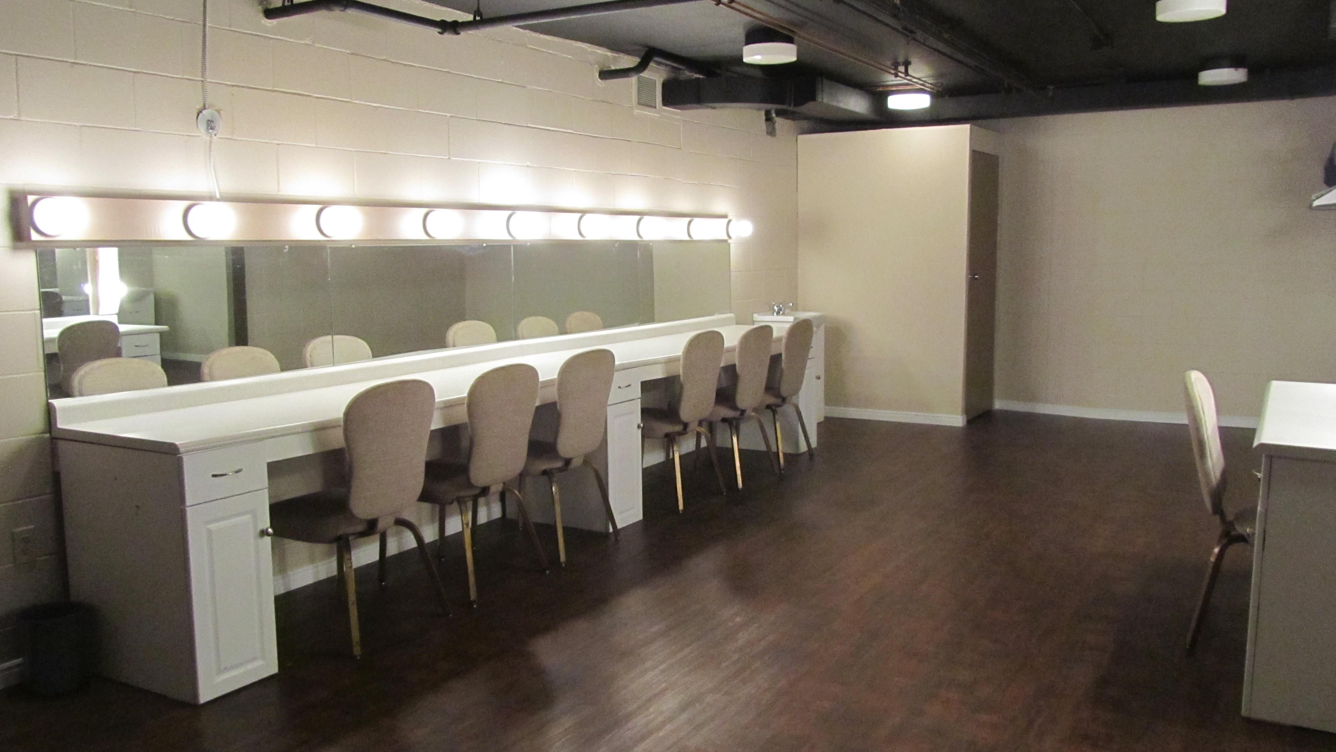 Theater Dressing Room Mirror Lighting | Affordable Ambience Decor With Regard To Mirrors For Dressing Rooms (View 17 of 20)