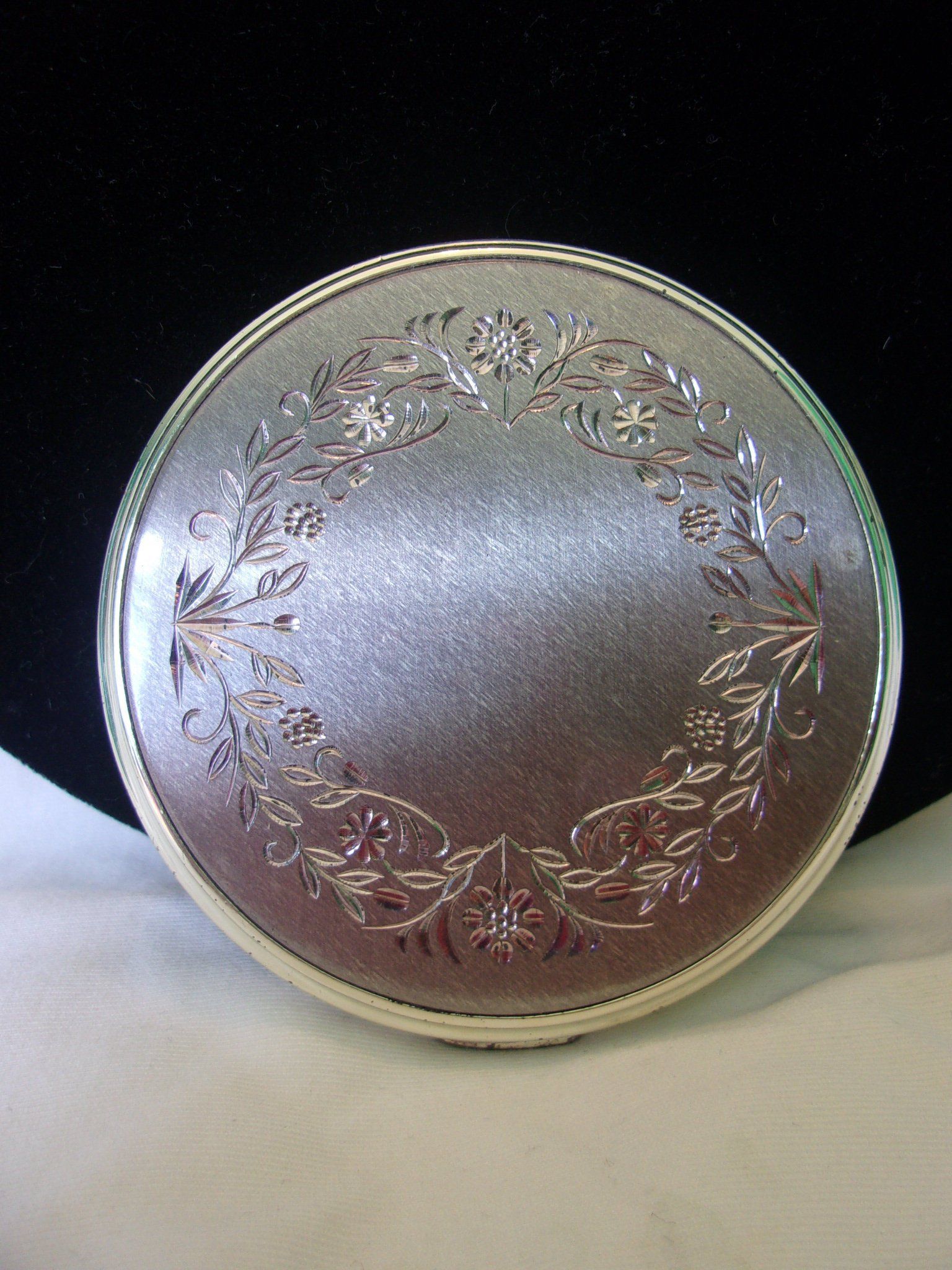 1950'S Vintage Round Compact Etched Flower & Leaf Silver Tone Powder Pertaining To Ring Shield Gold Leaf Wall Mirrors (View 7 of 15)