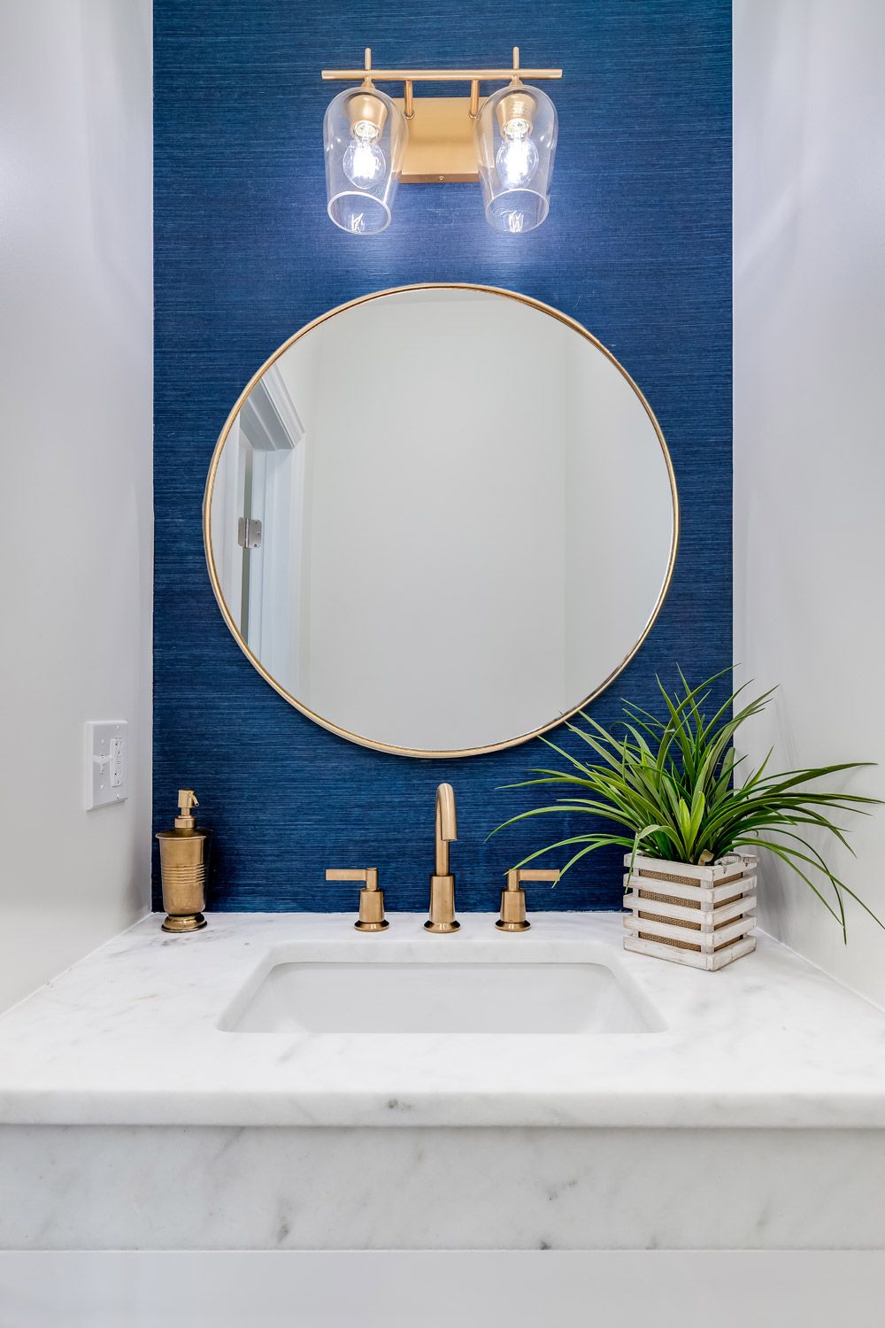 Luxe Thin Gold Round Metal Frame Bathroom Mirror – 600 / 800Mm Throughout Gold Modern Luxe Wall Mirrors (View 6 of 15)